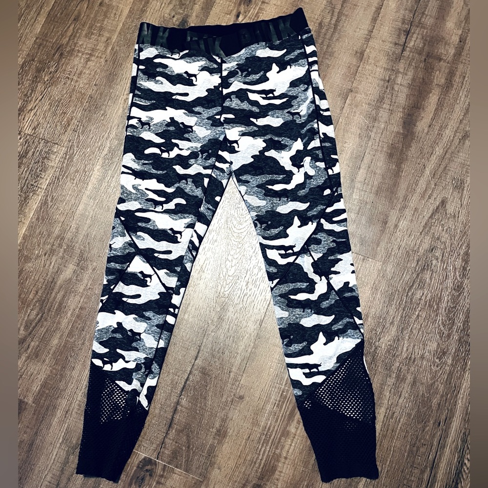 VS camo leggings